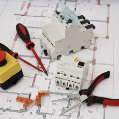 web-roehling-haustechnik-schalter-werkzeug.jpg
